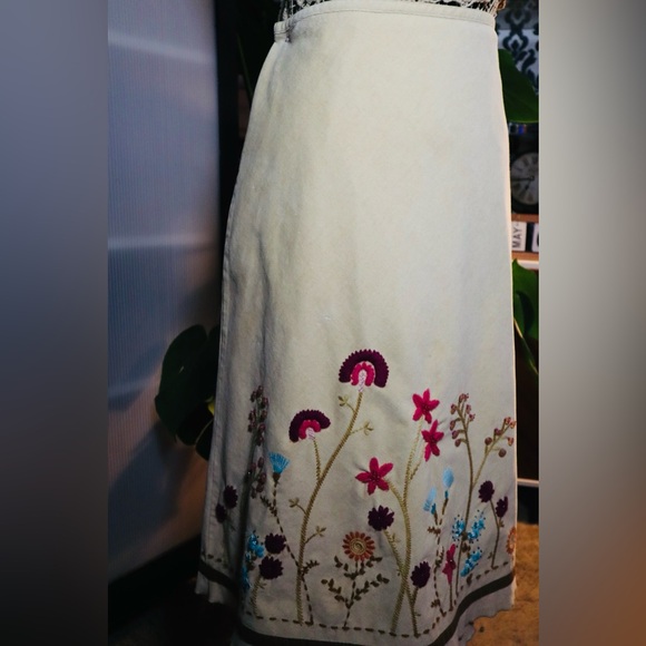 Embroidered Vintage A-line Skirt - Picture 3 of 5